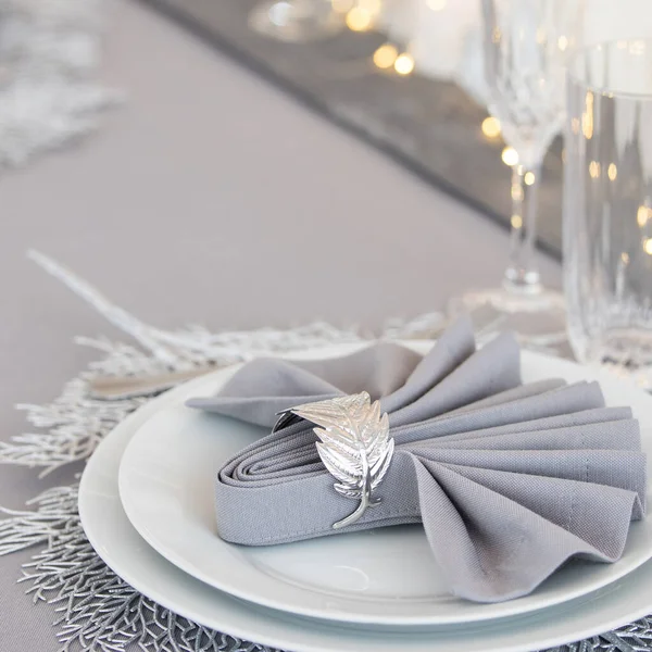 Prachtige Tafel Met Kerstversiering Zilveren Kleuren — Stockfoto