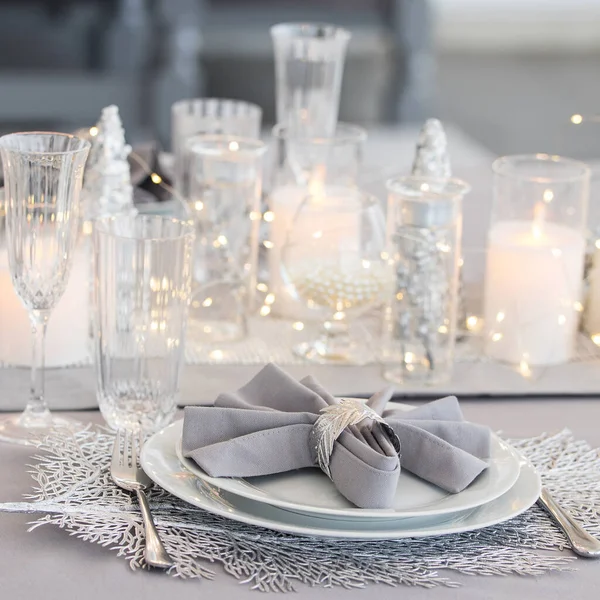 Noel Süslemeleri Ile Güzel Bir Masa Gümüş Renkler — Stok fotoğraf