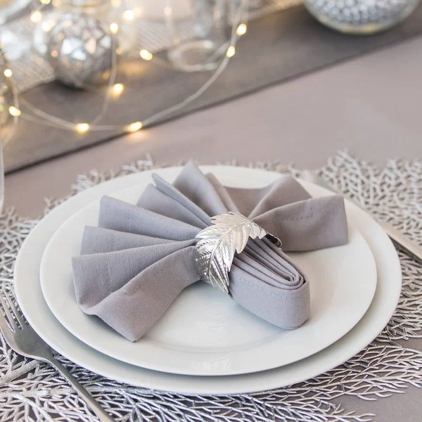 Schöne Tischdekoration Mit Weihnachtlicher Dekoration Silberfarben — Stockfoto