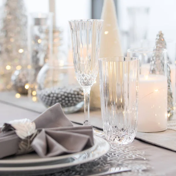 Hermosa Mesa Con Decoraciones Navideñas Colores Plata — Foto de Stock