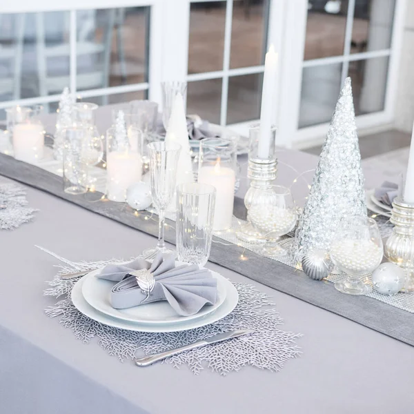Noel Süslemeleri Ile Güzel Bir Masa Gümüş Renkler — Stok fotoğraf