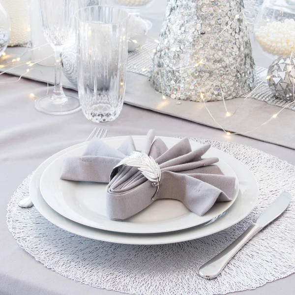 Noel süslemeleri ile güzel bir masa. Gümüş renkler