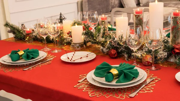 Beautiful Table Setting Christmas Decorations Red Colors — стоковое фото