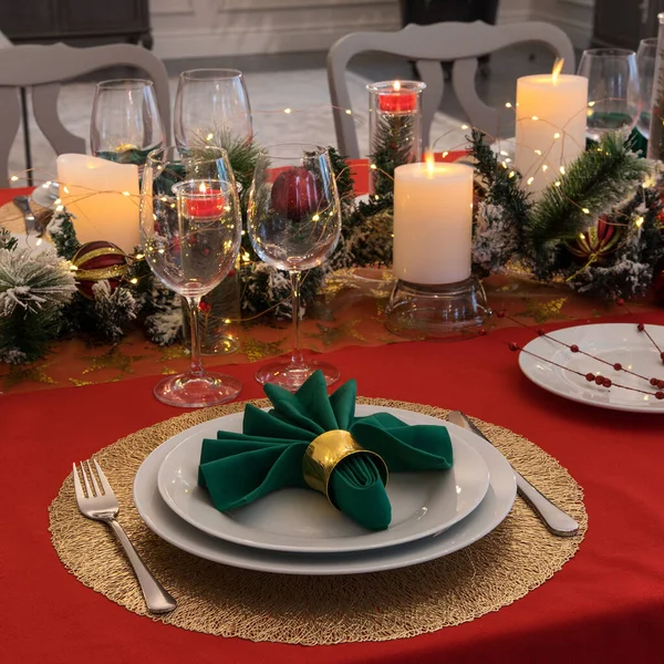 Schöne Tischdekoration Mit Weihnachtlicher Dekoration Rote Farben — Stockfoto