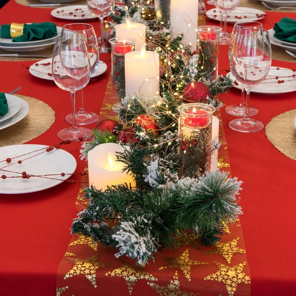 Hermosa Mesa Con Decoraciones Navideñas Colores Rojos — Foto de Stock