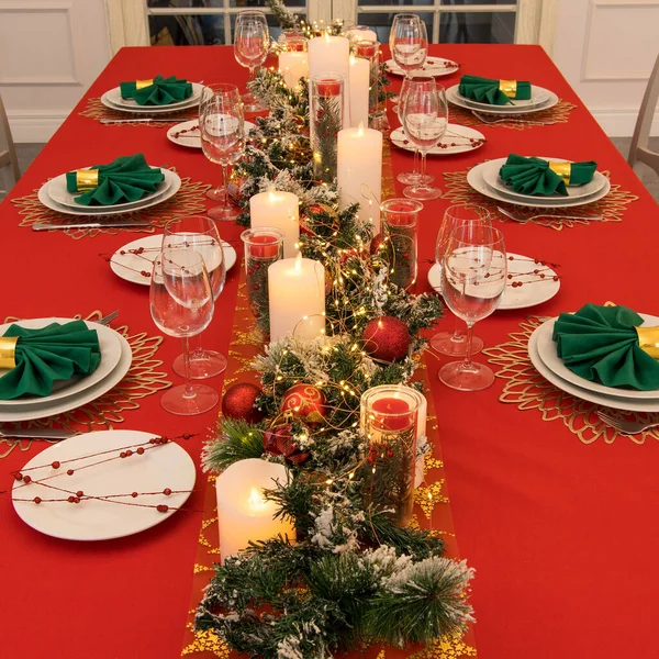 Cenário Mesa Bonita Com Decorações Natal Cores Vermelhas — Fotografia de Stock
