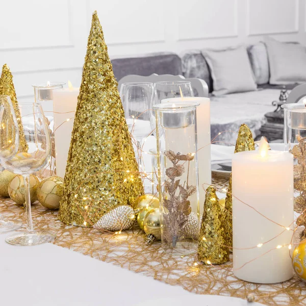 Noel süslemeleri ile güzel bir masa. Altın renkler