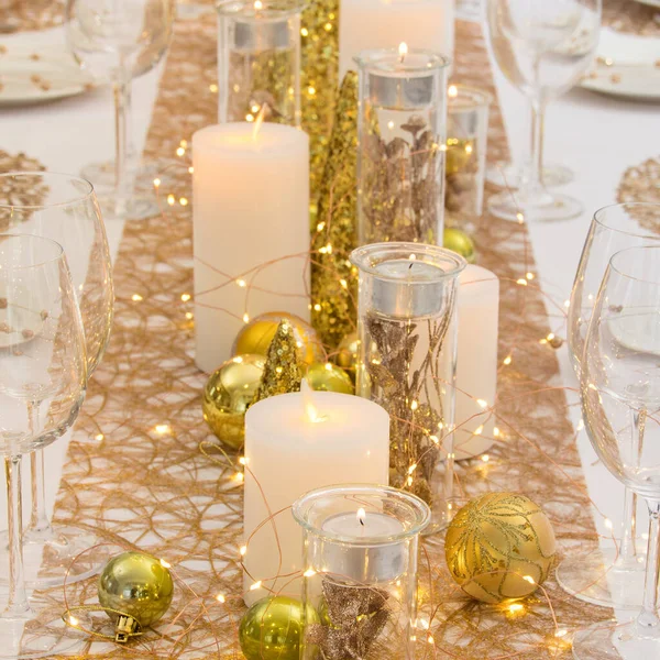 Beautiful Table Setting Christmas Decorations Gold Colors — стоковое фото