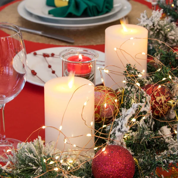 Schöne Tischdekoration Mit Weihnachtlicher Dekoration Rote Farben — Stockfoto
