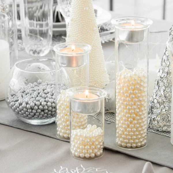 Noel süslemeleri ile güzel bir masa. Gümüş renkler