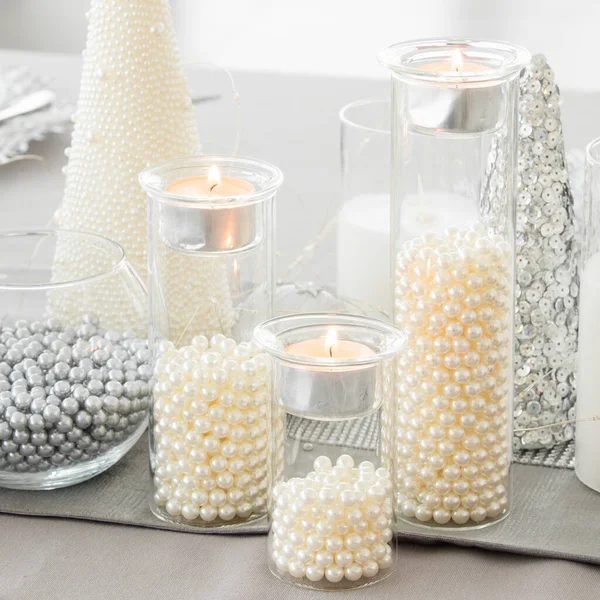 Noel süslemeleri ile güzel bir masa. Gümüş renkler