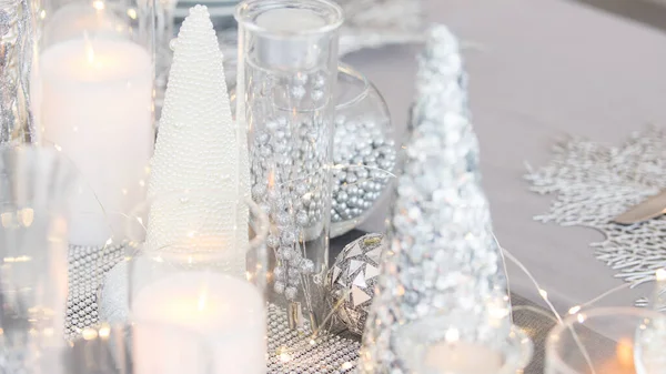 Noel süslemeleri ile güzel bir masa. Gümüş renkler