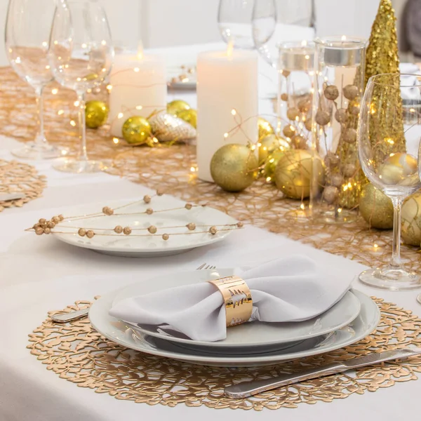 Beautiful Table Setting Christmas Decorations Gold Colors Стокове Зображення