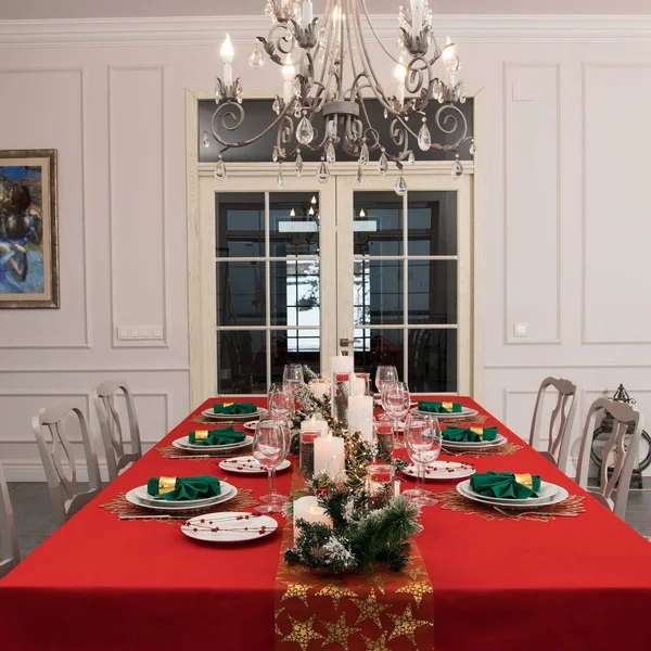 Noel Süslemeleri Ile Güzel Bir Masa Kırmızı Renkler Odanın Içi Stok Fotoğraf