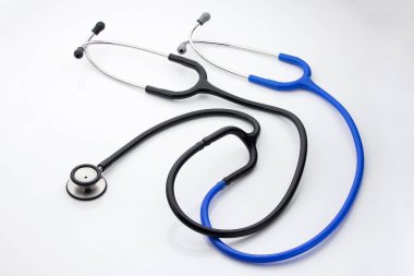 Eğitimsel steteskop, beyaz arka planda, çift kulaklıklı.