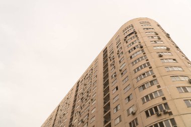 Gökyüzüne karşı çok katlı bir kompleks. Şehir mimarisi