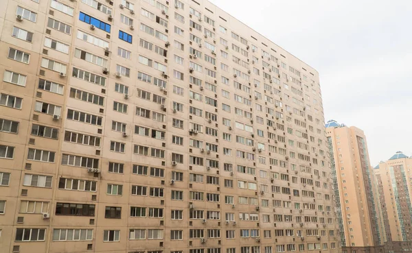 近代的なマルチ階建ての住宅団地のファサード 都市建築 — ストック写真