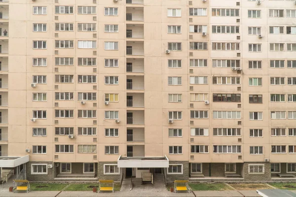 Voorzijde Van Een Modern Wooncomplex Met Meerdere Verdiepingen Stedelijke Architectuur — Stockfoto