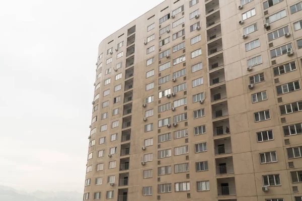 Voorzijde Van Een Modern Wooncomplex Met Meerdere Verdiepingen Stedelijke Architectuur — Stockfoto