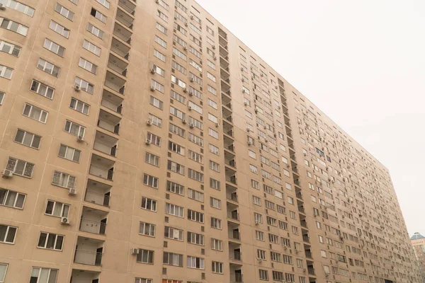 近代的なマルチ階建ての住宅団地のファサード 都市建築 — ストック写真