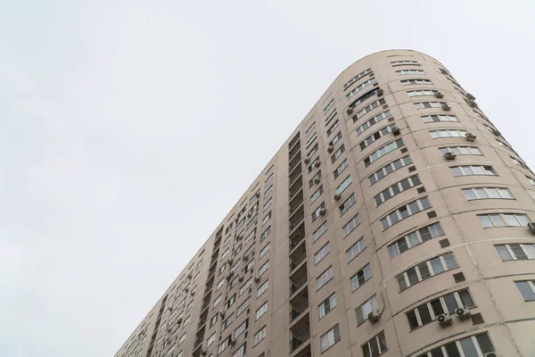 Multi Verdiepingen Wooncomplex Tegen Hemel Stedelijke Architectuur — Stockfoto