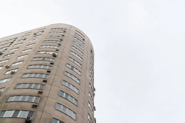 Flervåningskomplex Mot Himlen Stadsarkitektur — Stockfoto