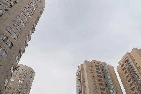 空に対して複数の階建ての住宅団地 都市建築 — ストック写真