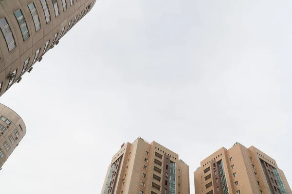 Flervåningskomplex Mot Himlen Stadsarkitektur — Stockfoto