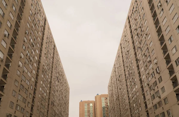 Voorzijde Van Een Modern Wooncomplex Met Meerdere Verdiepingen Stedelijke Architectuur — Stockfoto