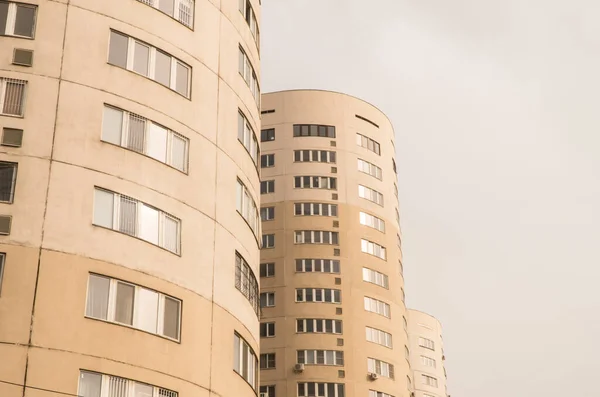 Flervåningskomplex Mot Himlen Stadsarkitektur — Stockfoto