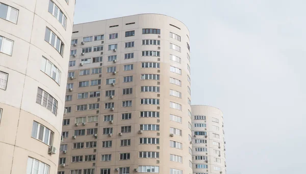 Multi Verdiepingen Wooncomplex Tegen Hemel Stedelijke Architectuur — Stockfoto