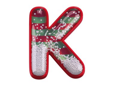 Beyaz arka planda sahte karla dolu K harfi, Noel konsepti 