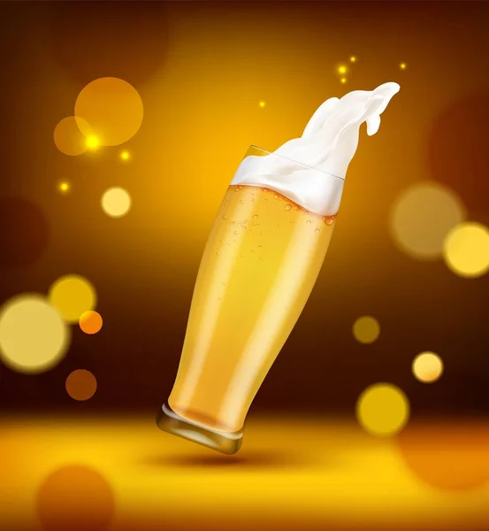 Realistica dettagliata 3d Golden Beer Glass con schizzi su sfondo ambra. Vettore — Vettoriale Stock
