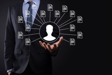 Belge Yönetim Sistemi DMS. İş adamı kullanıcı ve belge simgesini elinde tutar. Şirket dosyaları ve bilgilerini arşivlemek, aramak ve yönetmek için yazılımdır. İnternet Teknoloji Konsepti. Dijital Güvenlik