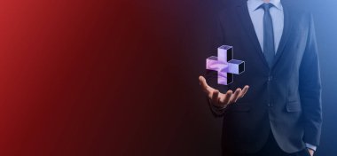 İş adamı elinde 3D artı simge tutuyor, elinde tuttuğu adam kar, fayda, gelişme, artı işareti ile temsil edilen CSR gibi olumlu şeyler öneriyor..