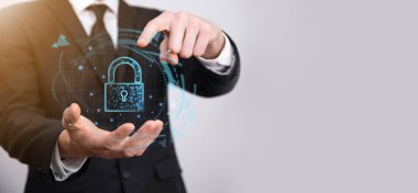 Siber güvenlik ağı. Asma kilit simgesi ve internet teknolojisi ağı. Kişisel bilgileri ve sanal arayüzü koruyan bir iş adamı. Veri koruma gizlilik kavramı. GDPR. AB. Dijital suç.