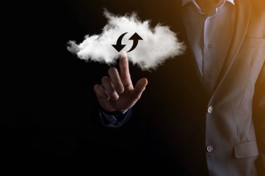 Bulut teknolojisi. Karanlıkta yukarı aşağı iki ok olan çokgen kablo depolama işareti. Bulut hesaplama, büyük veri merkezi, gelecekteki altyapı, dijital ai konsepti. Sanal sunucu simgesi.