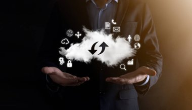 Bulut teknolojisi. Bulut depolama işareti. Karanlıkta yukarı aşağı iki ok. Bulut hesaplama, büyük veri merkezi, gelecekteki altyapı, dijital ai konsepti. Sanal sunucu simgesi.