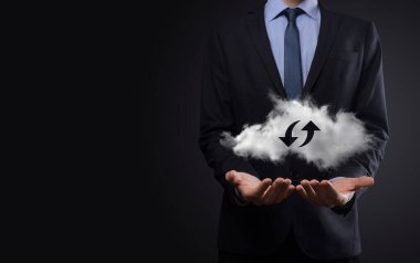 Bulut teknolojisi. Karanlıkta yukarı aşağı iki ok olan çokgen kablo depolama işareti. Bulut hesaplama, büyük veri merkezi, gelecekteki altyapı, dijital ai konsepti. Sanal sunucu simgesi.