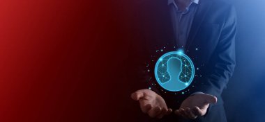 İşadamı, elinde kullanıcı adam, elinde kadın poligon tarzında bir simge tutuyor. İnternet simgeleri arayüzü önplanı. genel ağ medya kavramı