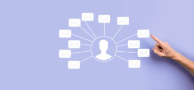 Erkek el ele tutuşan mektup simgesi, e- posta simgeleri. Haber bülteni e- postası ile bizimle iletişime geçin ve kişisel bilgilerinizi spam postasından koruyun. Müşteri hizmetleri çağrı merkezi bizimle bağlantı kurar. E- posta pazarlama ve haber bülteni.