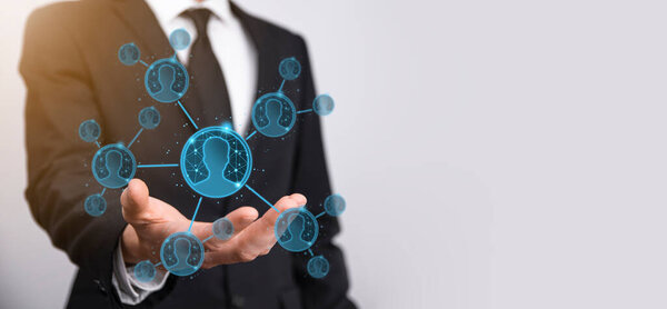 Бизнесмен держит на руках иконку пользователя man, женщина низкого полигона стиле. Интерфейс Интернета выходит на первый план. глобальная сетевая медиа концепция