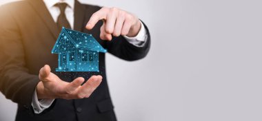 Adam düşük poligonlu. Emlak konsepti, iş adamı ev ikonu tutuyor. Ev elden gidiyor. Emlak sigortası ve güvenlik kavramı. İnsanın jestini ve evin sembolünü koruyorum..