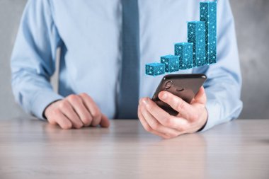 3D grafikler tutan bir işadamı düşük çokgen ve borsa istatistikleri kâr elde ediyor. Büyüme planı, iş stratejisi, ekonomik büyüme kavramı. İş stratejisi. Dijital pazarlama