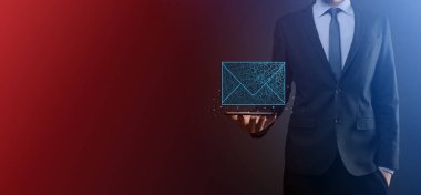 İş adamı elinde mektup simgesi, e-posta simgeleri. Haber bülteni e- postası ile bizimle irtibata geçin ve kişisel bilgilerinizi spam postasından koruyun. Müşteri hizmetleri çağrı merkezi bizimle irtibata geçin.