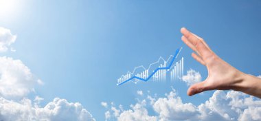 Tablet tutan ve holografik grafikler ve borsa istatistikleri gösteren bir işadamı kâr elde ediyor. Büyüme planlama ve iş stratejisi kavramı. İyi ekonomi formunun dijital ekran görüntüsü