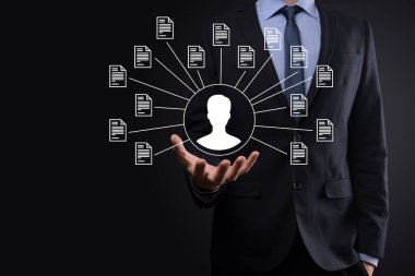 Belge Yönetim Sistemi DMS. İş adamı kullanıcı ve belge simgesini elinde tutar. Şirket dosyaları ve bilgilerini arşivlemek, aramak ve yönetmek için yazılımdır. İnternet Teknoloji Konsepti. Dijital Güvenlik