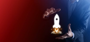 Girişim konsepti, Tablet ve simge roketi tutan İşadamı ekrandan koyu arkaplanda ağ bağlantısı ile fırlıyor ve yükseliyor