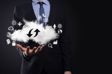 Bulut teknolojisi. Bulut depolama işareti. Karanlıkta yukarı aşağı iki ok. Bulut hesaplama, büyük veri merkezi, gelecekteki altyapı, dijital ai konsepti. Sanal sunucu simgesi.