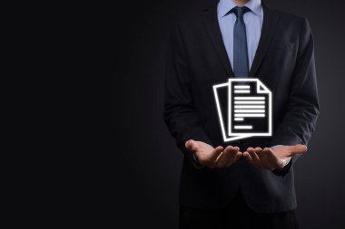 İş adamı elinde bir belge ikonu tutuyor Belge Yönetimi Veri Sistemi İş Dünyası İnternet Teknolojisi Kavramı. Şirket veri yönetim sistemi DMS .